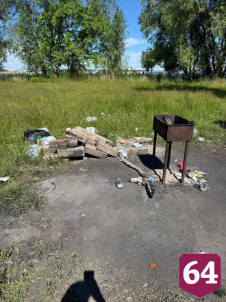 Горожан возмутила оставленная отдыхающими в парке свалка